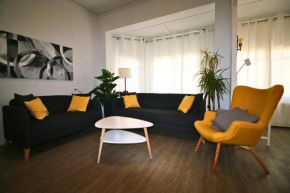 Central & Fully Equipped Apartment in Eixample Next to Metro, Sleeps 5